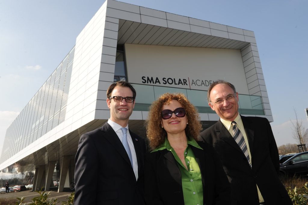 Pierre-Pascal Urbon (SMA), Carolyn Christov-Barkagiev und Bernd Leifeld (dOCUMENTA) vor der Solar Academy