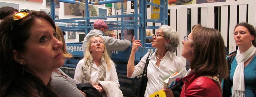Lore Klipp (Mitte) bei einer Führung durch die documenta-Halle