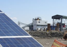 Photovoltaic systems can substantially reduce the operating costs of industrial plants – like the standalone power system, which SMA equipped with the required fuel save controller, in this mine in South Africa. Diesel generator output: 2 x 800 kVA; photovoltaic output: 1 MWp; savings according to SMA: up to 450,000 liters of diesel per year.