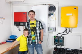 Wir selbst haben ein SMA Smart Home System mit Sunny Island-Batteriewechselrichter und Sunny Home Manager im Betrieb (nicht im Bild).