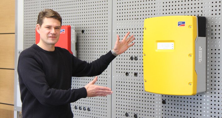 Ralf Rietze presents new Sunny Island inverter of SMA