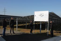 Timo Ziepprecht und Jens Alter von SMA begleiten bei strahlendem Sonnenschein das Anbringen der Informationstafeln auf dem Sanderhäuserberg.