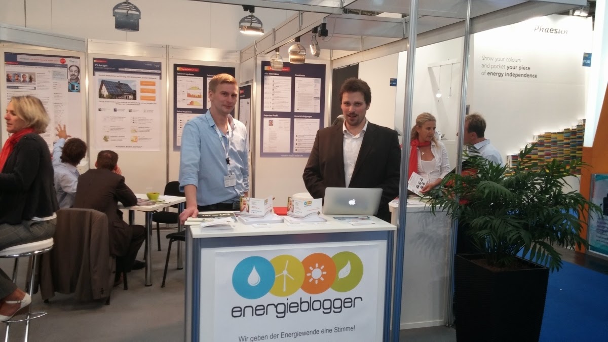 Daniel Bönnighausen and Kilian Rüfer at the Energy Bloggers booth at Intersolar 2014.