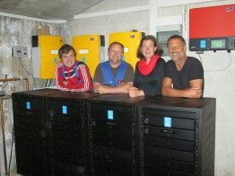 Die Wirtsleute der Ostpreußenhütte, Barbara Weiß und Harald Anders (rechts außen), sind froh über die neue, zuverlässige Batterie. Foto mit den Inbetriebnahmetechnikern der Firma Meisl.