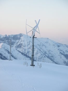 Neben der Photovoltaikanlage und dem Blockheizkraftwerk liefert auch dieses Kleinwindkraftwerk Strom für die Berghütte.