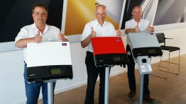 Stolz auf den Erfolgsschlager: Die Produktmanager Wilfried Vogt, Detlev Tschimpke und Klaus Wenig zeigen den Sunny Boy in unterschiedlichen Länder-Varianten.