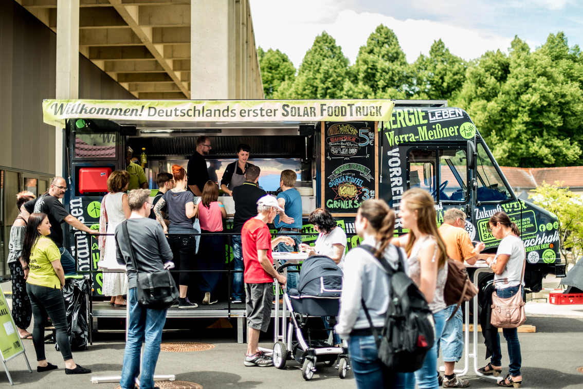 Hier bruzzelt der Burger mit Solarenergie: der Solar Food Truck macht am Freitag, den 11.9.2015 beim Barcamp Renewables halt. (Quelle: Solar Food Truck)