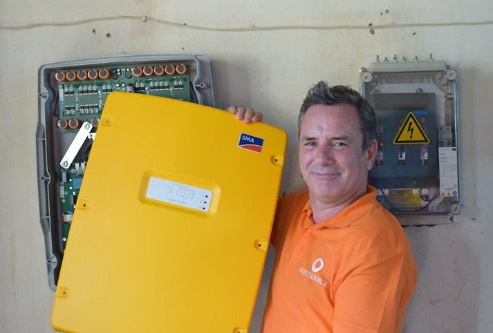 Nick Boyle, CEO Lightsource Renewable Energy, hat SMA Sunny Island Batterie-Wechselrichter in Kambodscha installiert. Die 10 kWp-Anlage versorgt die Schule mit elektrischer Energie.