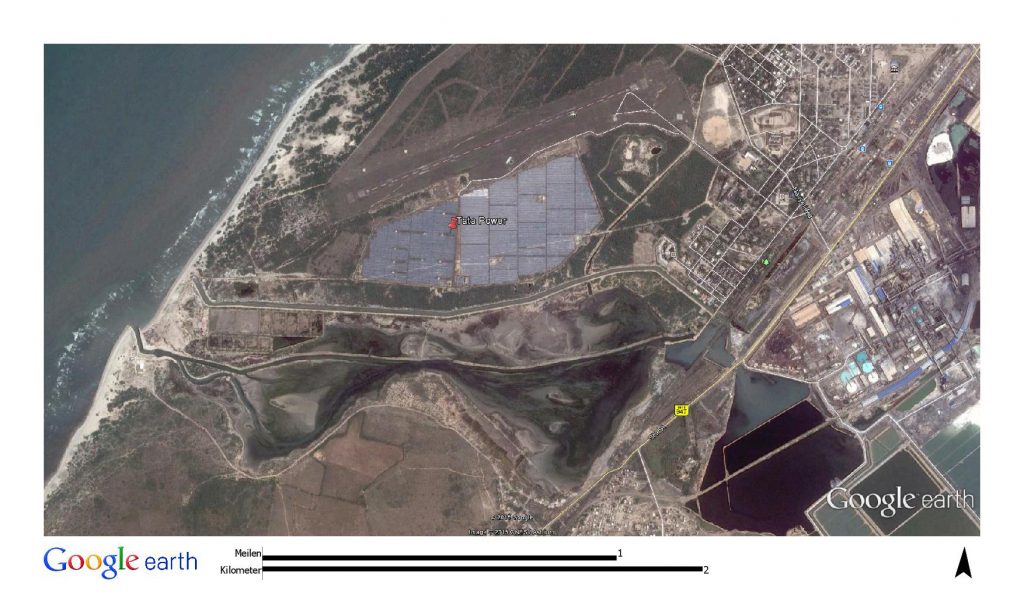 Das indische Solarkraftwerk liegt nicht nur nah am Meer sondern auch in unmittelbarer Nähe zu einem Chemiewerk