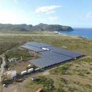 Vorzeigeprojekt in der Karibik: Durch den 1,89 MWp großen Solarpark werden jährlich mehr als 800.000 Liter Dieselkraftstoff auf der Insel eingespart.