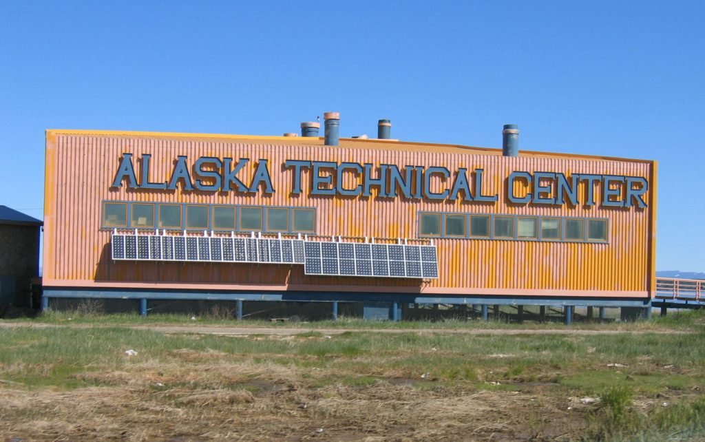 Das Alaska Technical Center in Kotzebue nutzt eine Fassadenmontierte Solaranlage, um die Kosten für Diesel zu reduzieren.