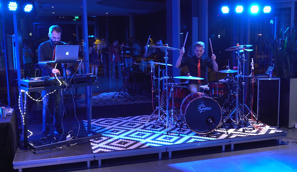 With beats from the turntables and the drums, Ben&Hitch kept the cheerful SMA employees entertained even after midnight.