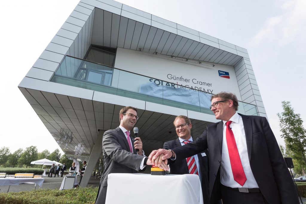 Der Vorhang fällt: Anlässlich des Firmenjubiläums wurde die SMA Solar Academy zu Ehren von Günther Cramer umbenannt in Günther Cramer Solar Academy.