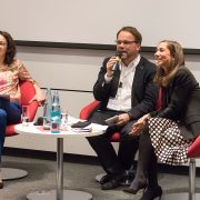 Anja Jasper (r.), Leiterin der SMA Unternehmenskommunikation, moderiert die Podiumsdiskussion mit Angela Dorn, Bündnis 90/Die Grünen (li.), und Timon Gremmels, SPD.