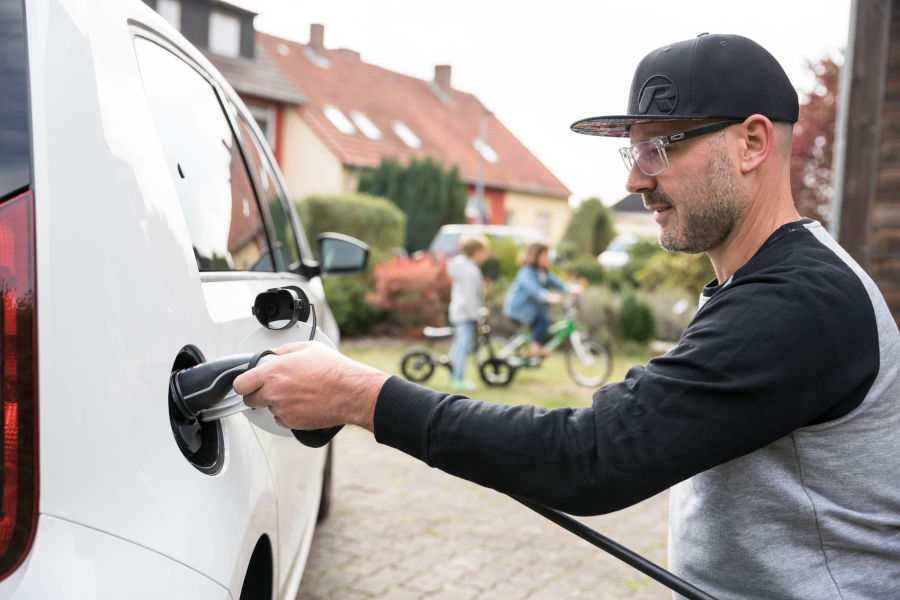 Julians Familie in Waldeck nutzt ein Elektroauto, den SMA EV Charger und die passende Energy App.